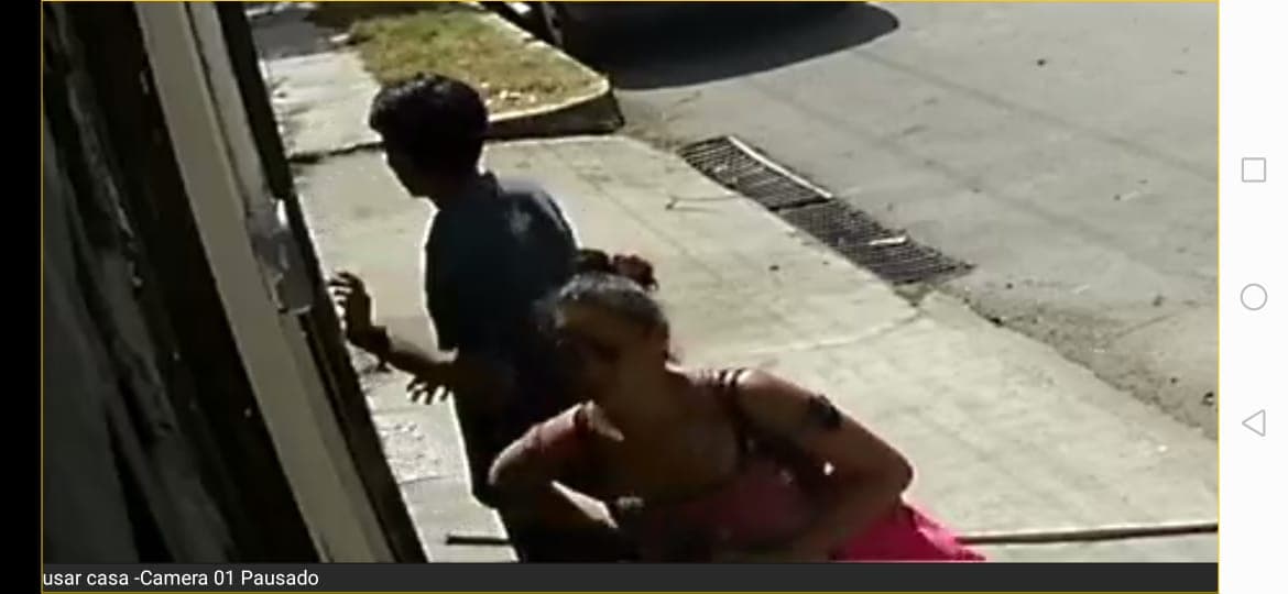 Capta video de vigilancia a pareja de supuestos ladrones