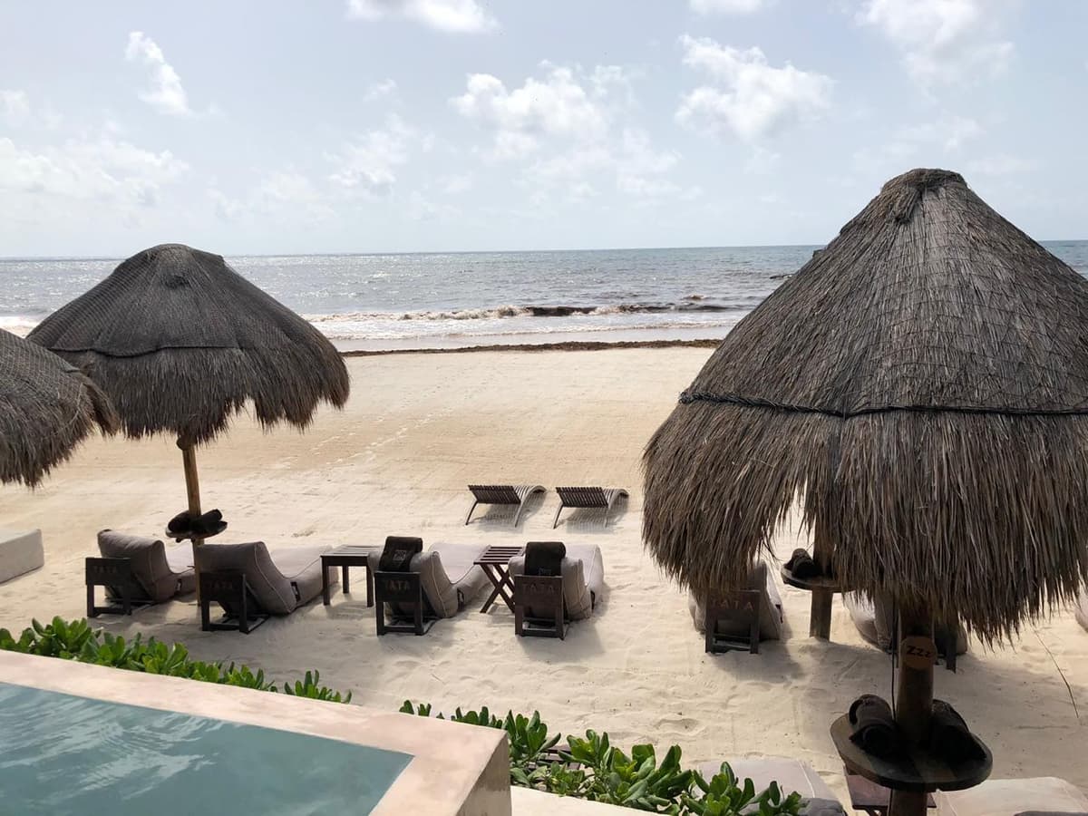 Turistas disfrutan de las playas de Tulum que se mantienen limpias, sin sargazo