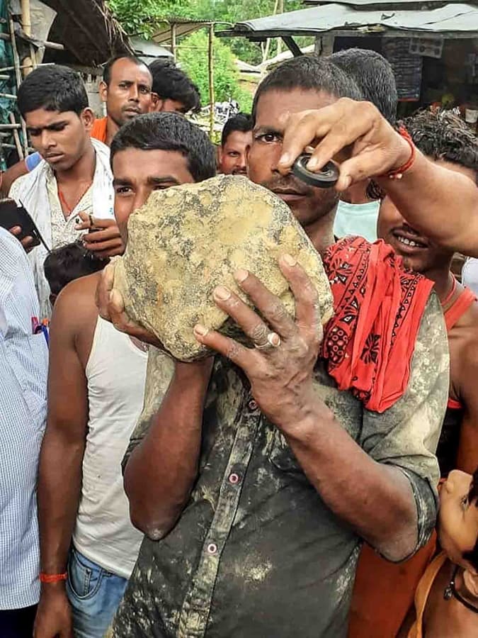 Cae supuesto meteorito en la India sobre un campo de arroz