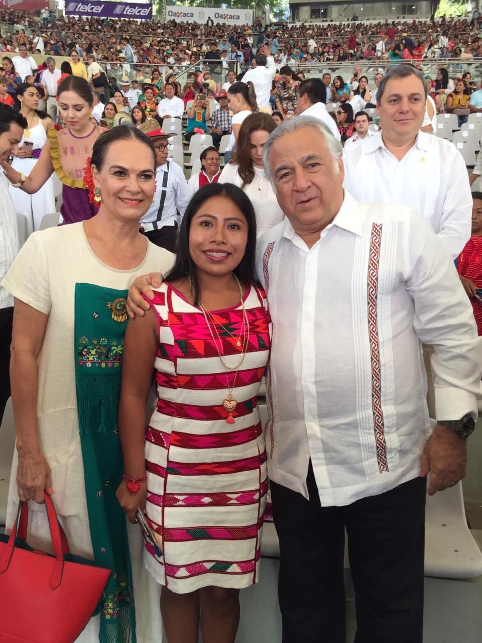 Miguel Torruco presume foto con Yalitza Aparicio en la Guelaguetza