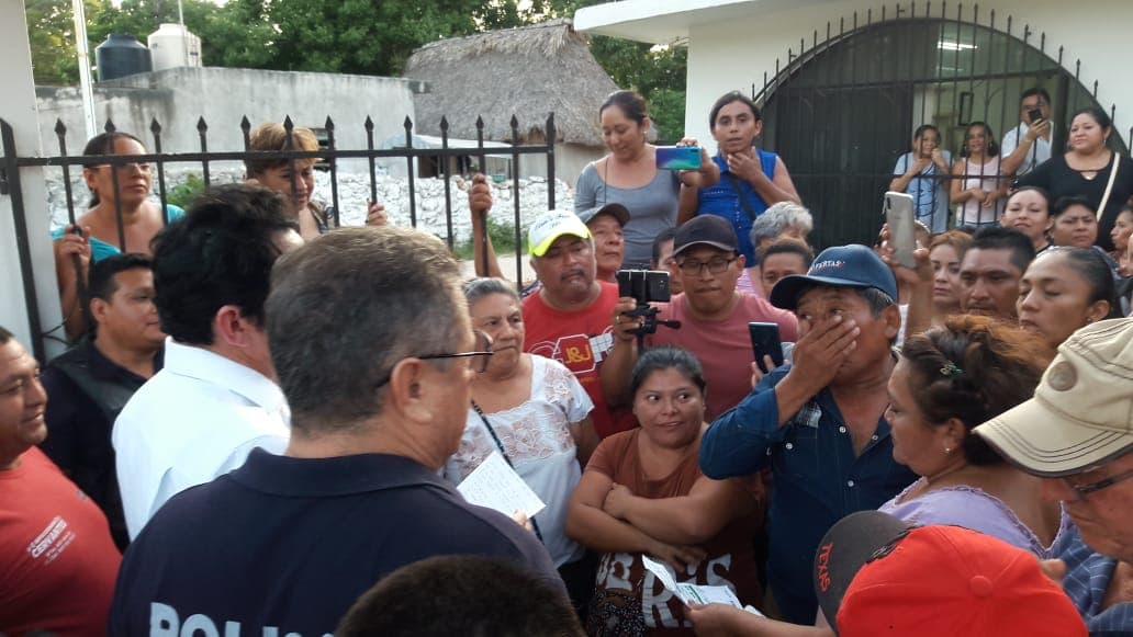 Morelenses “clausuran” instalaciones de CFE por cobros excesivos