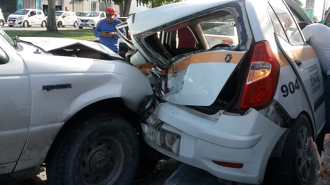 Aplasta camioneta a taxi en Chetumal