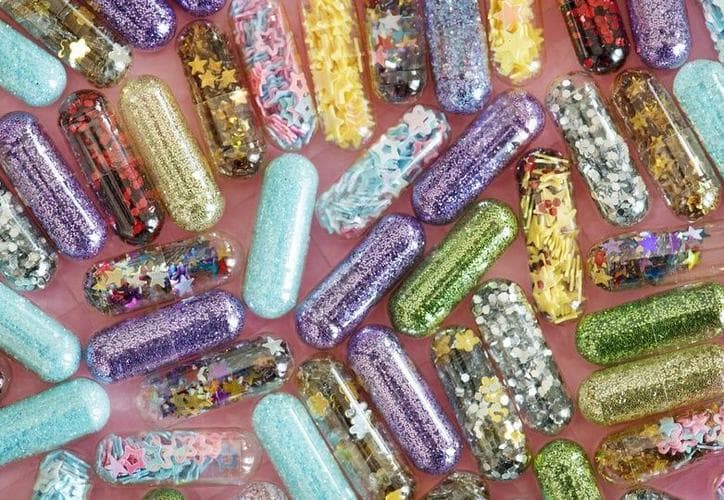 Aparecen cápsulas con brillantina para defecar como unicornio