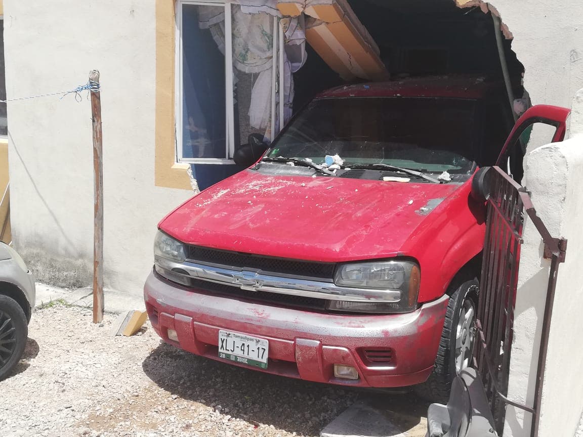 Menor se mete hasta la sala con la troca de su papá en Villas del Sol