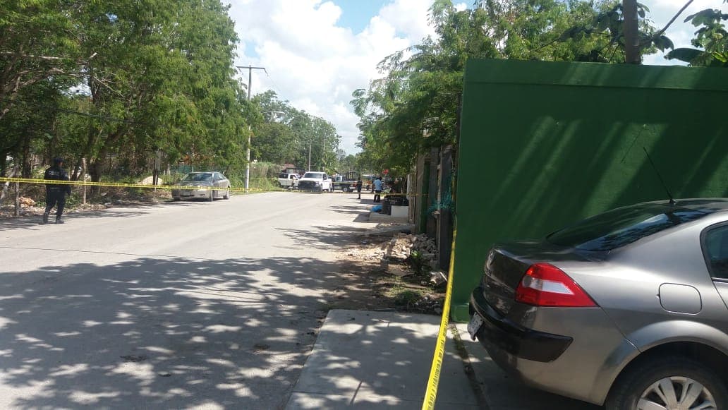 Cae mujer muerta en plena vía pública en Tulum