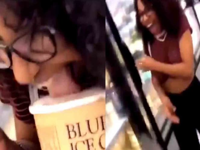 Joven lame helado y lo devuelve al refri del supermercado