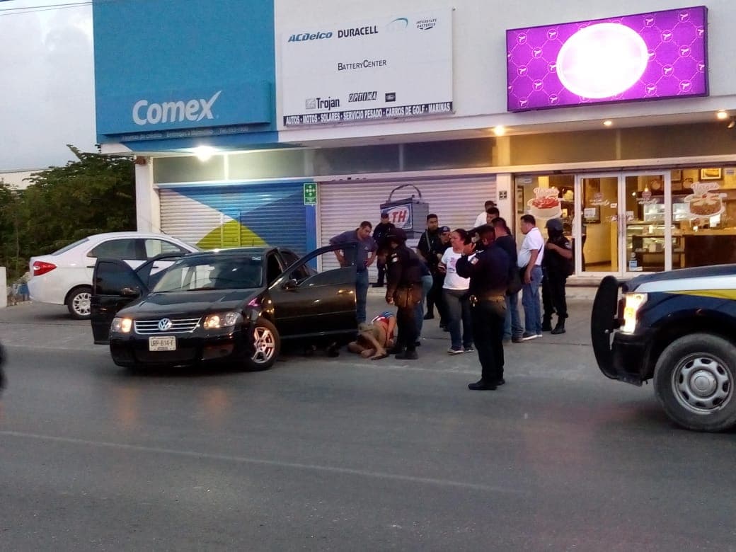 Policías se lanzan en persecución... pero contra las víctimas