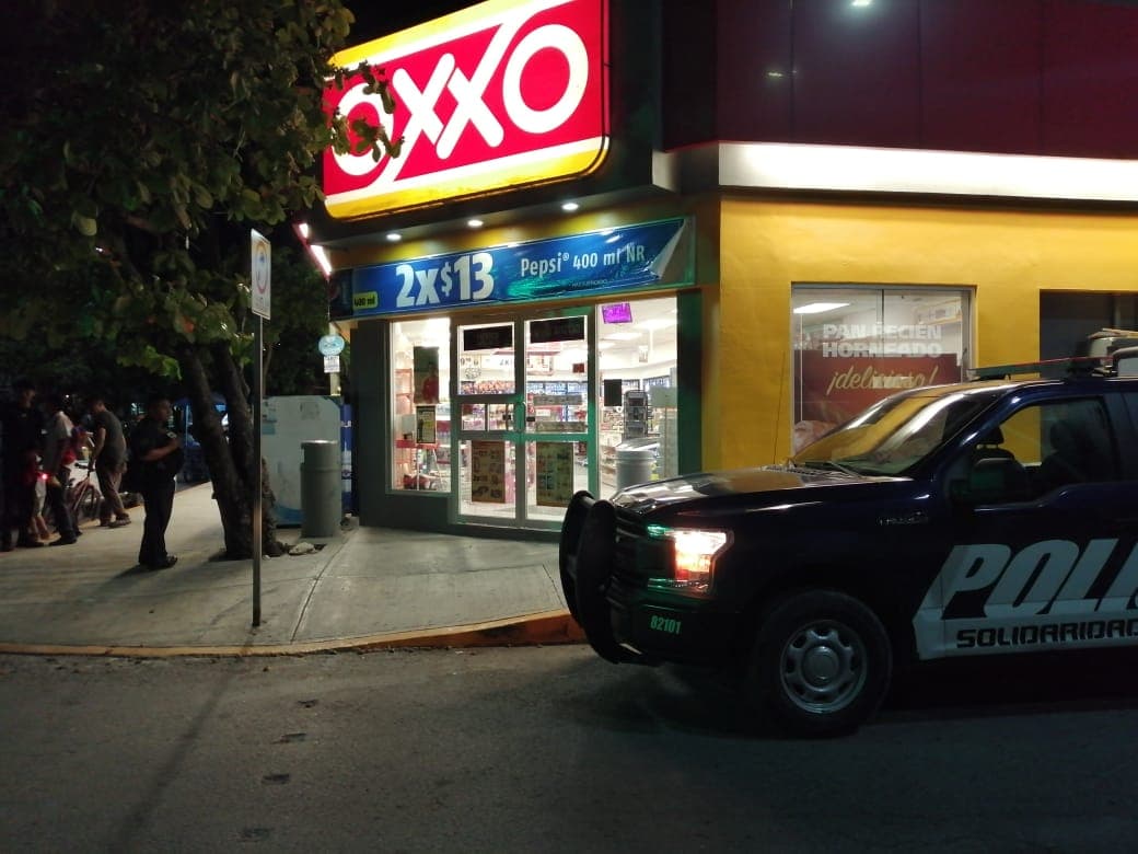 Asaltan Oxxo de la av. Colosio con 10, en Playa del Carmen