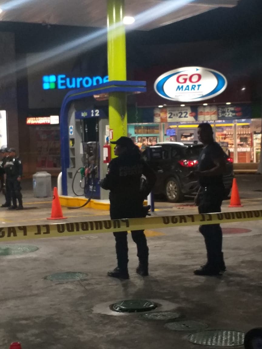 Balean a dos en gasolinera de Puerto Aventuras