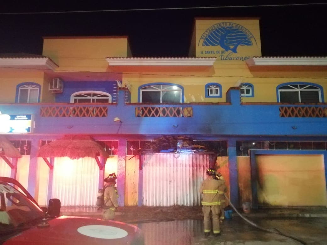 Queman marisquería por no pagar derecho de piso en Playa del Carmen