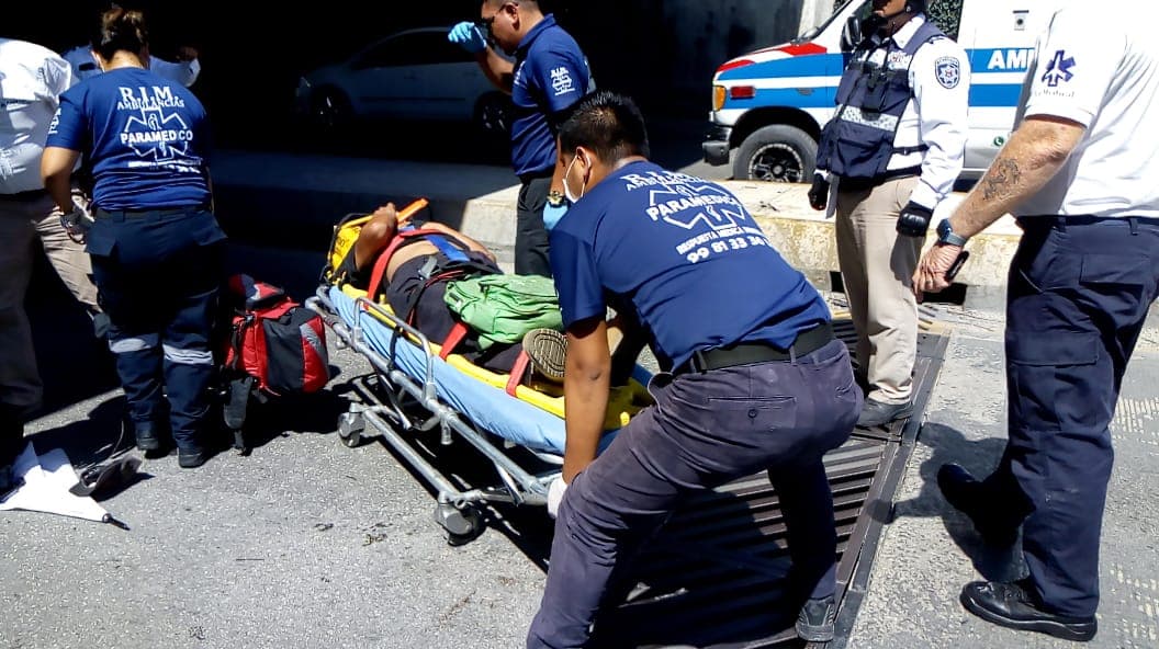 Intenta suicidarse y se avienta del distribuidor vial de Cancún