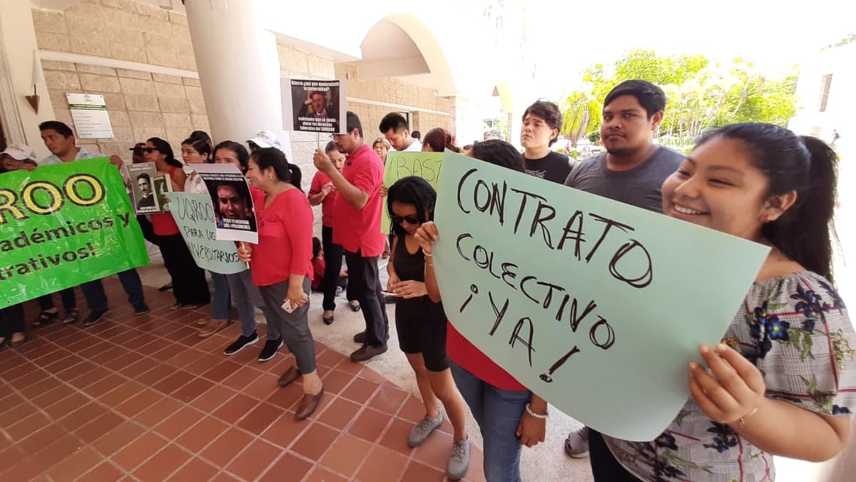 Despiden a ex rector de la Uqroo con protesta