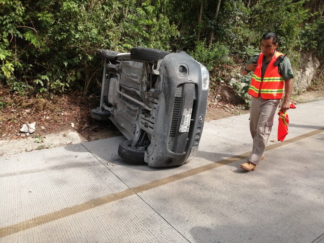 Vuelca camioneta en acceso a Xcaret
