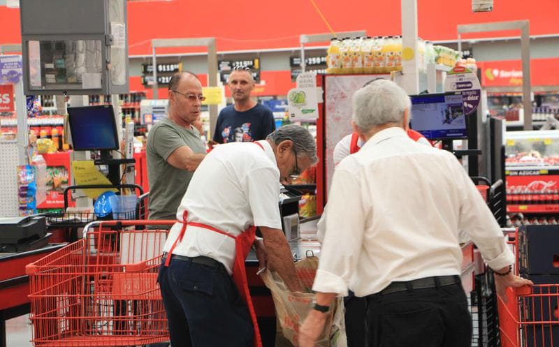 Adultos mayores empacadores, los más perjudicados por ley antiplásticos