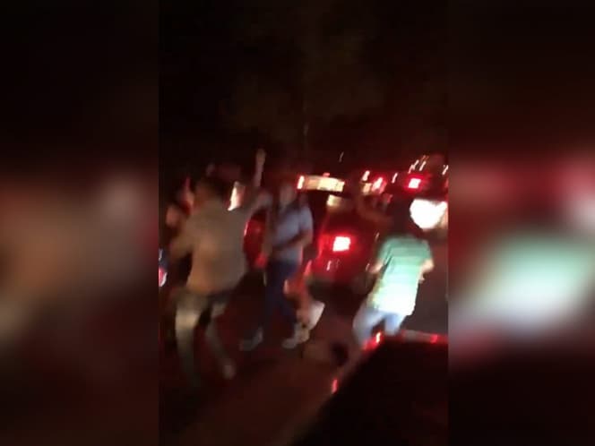 Automovilistas se ponen a bailar "La Chona" durante embotellamiento