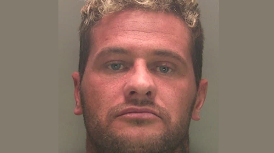 Delincuente manda selfie a la policía porque no le gusta la foto que utilizan para buscarlo