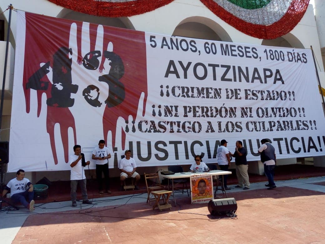 Padres de los 43 llegan a Cancún: ¡Creemos que nuestros hijos están vivos!