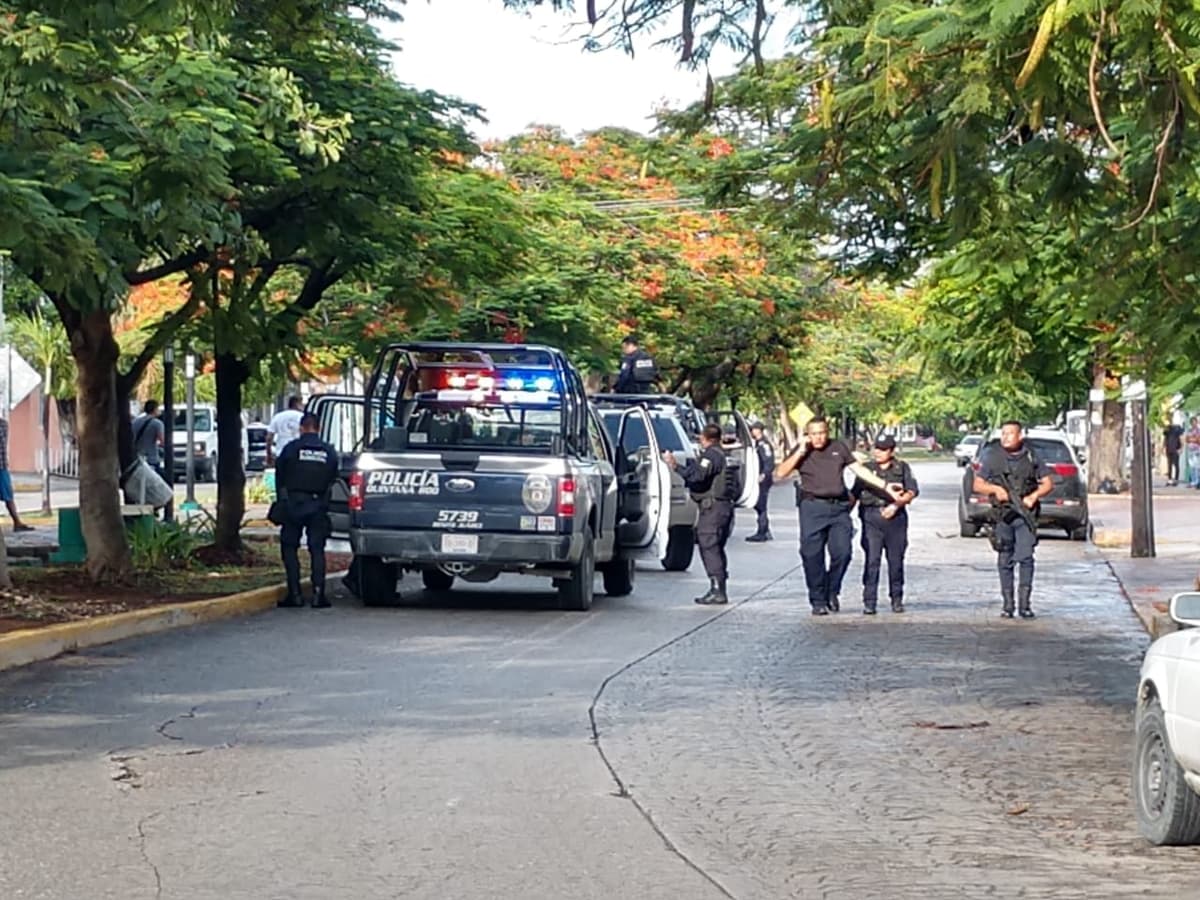 Intentan asaltar casa de cambio Money Exchange en Cancún; detienen a dos tras persecución