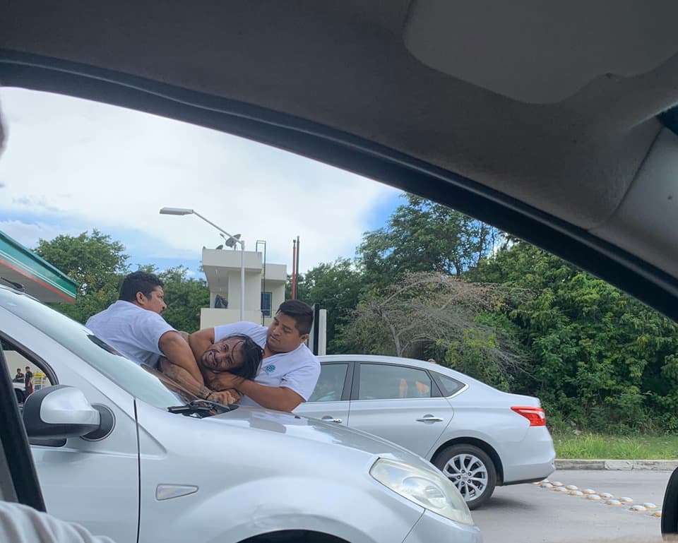 Taxistas agreden a automovilista en Playa del Carmen