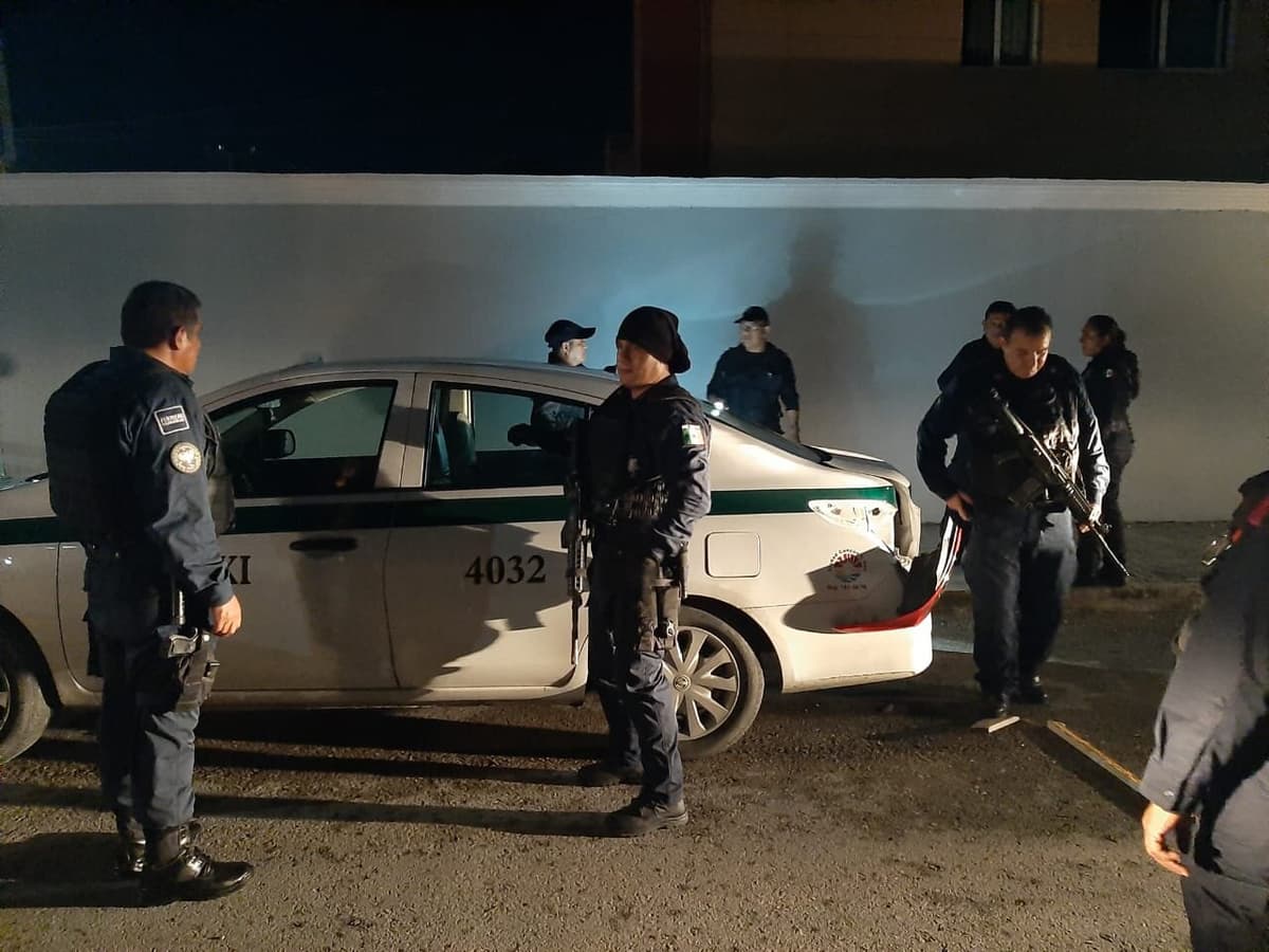 Asaltan a taxista de Cancún y lo encajuelan en su unidad