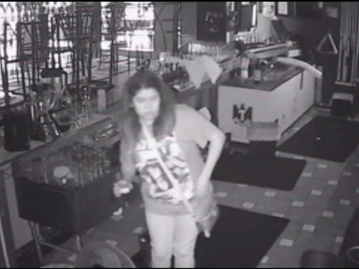 Aprovechó para seguir la fiesta al quedarse encerrada en un bar