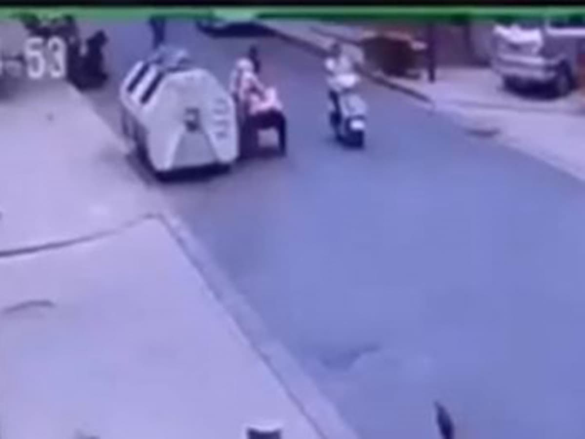 Motociclista sale volando después de ser golpeado por una puerta que lanzó una explosión