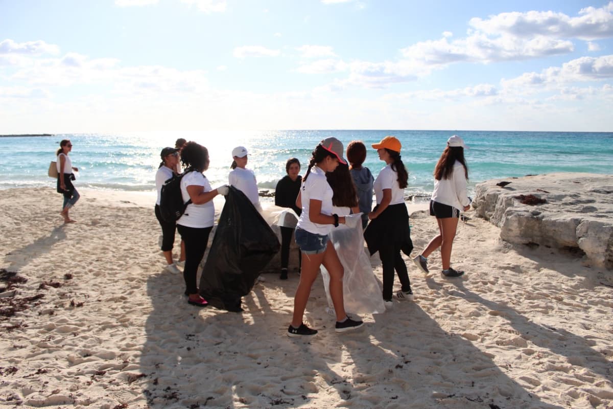 Impulsa Aguakan limpieza de playas en Quintana Roo