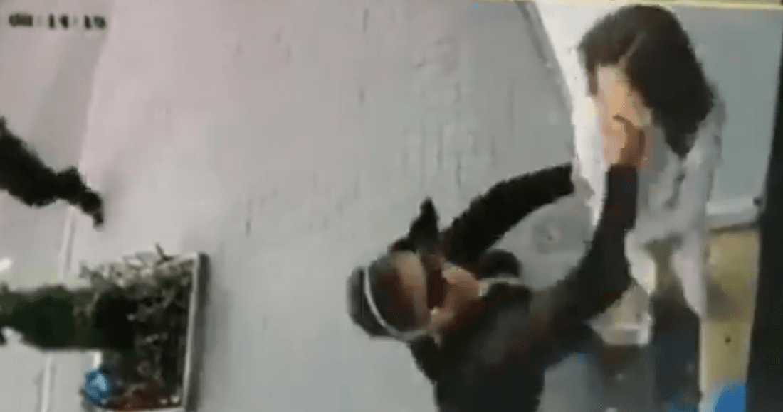 Mujer recibe puñetazo en la cara por alimentar perros de la calle