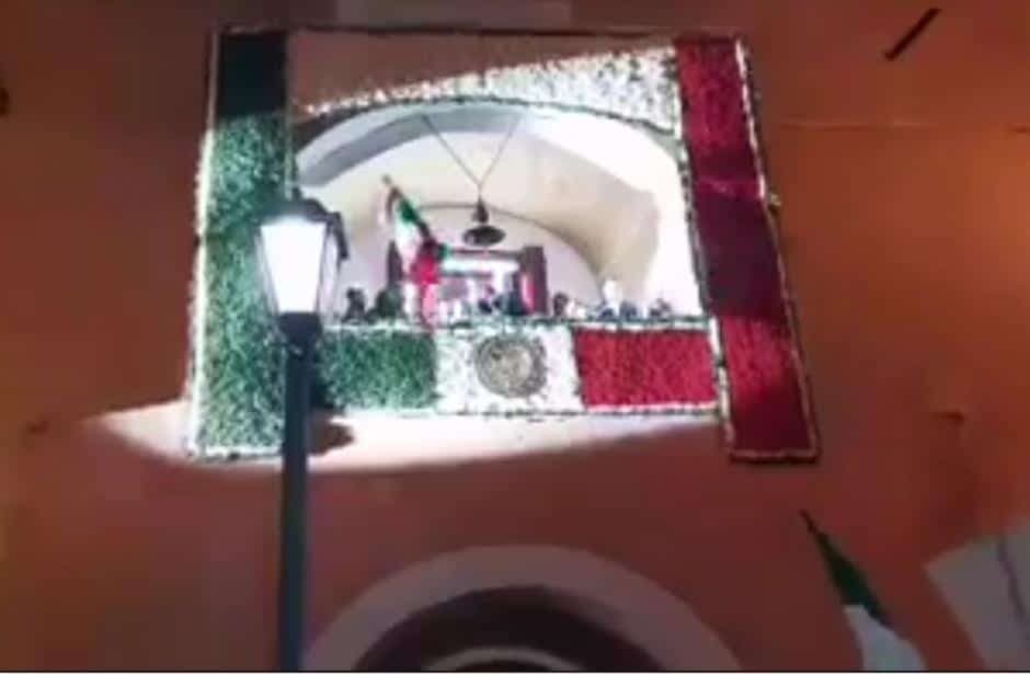 Alcalde en Hidalgo deja caer la bandera durante el Grito de Independencia