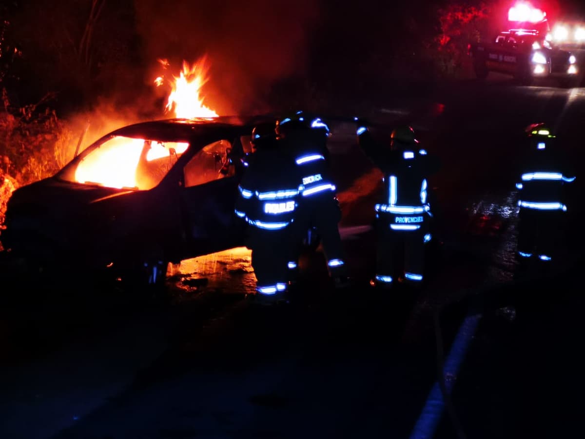 Sufre taxista quemaduras al incendiarse su vehículo en Tulum