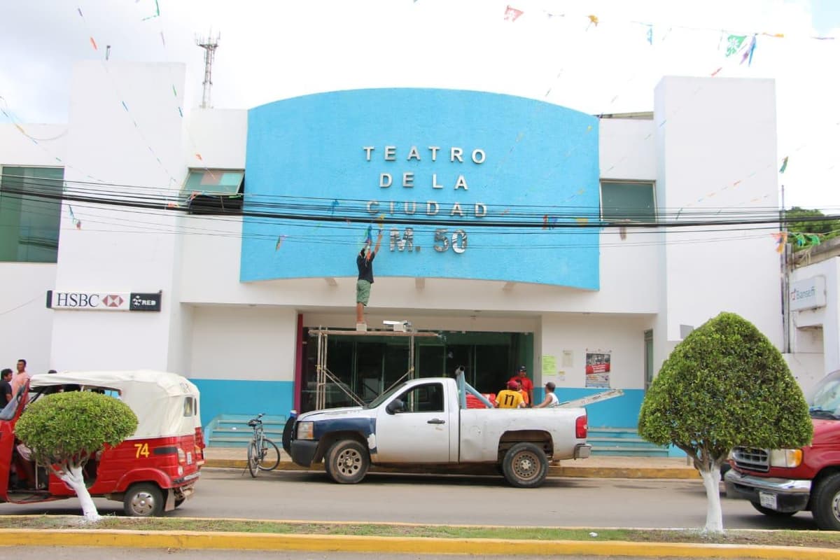 Quitan nombre de esposa de Félix González del teatro de José María Morelos