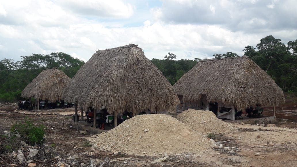 Alumnos toman clases en palapas por falta de aulas en la zona maya