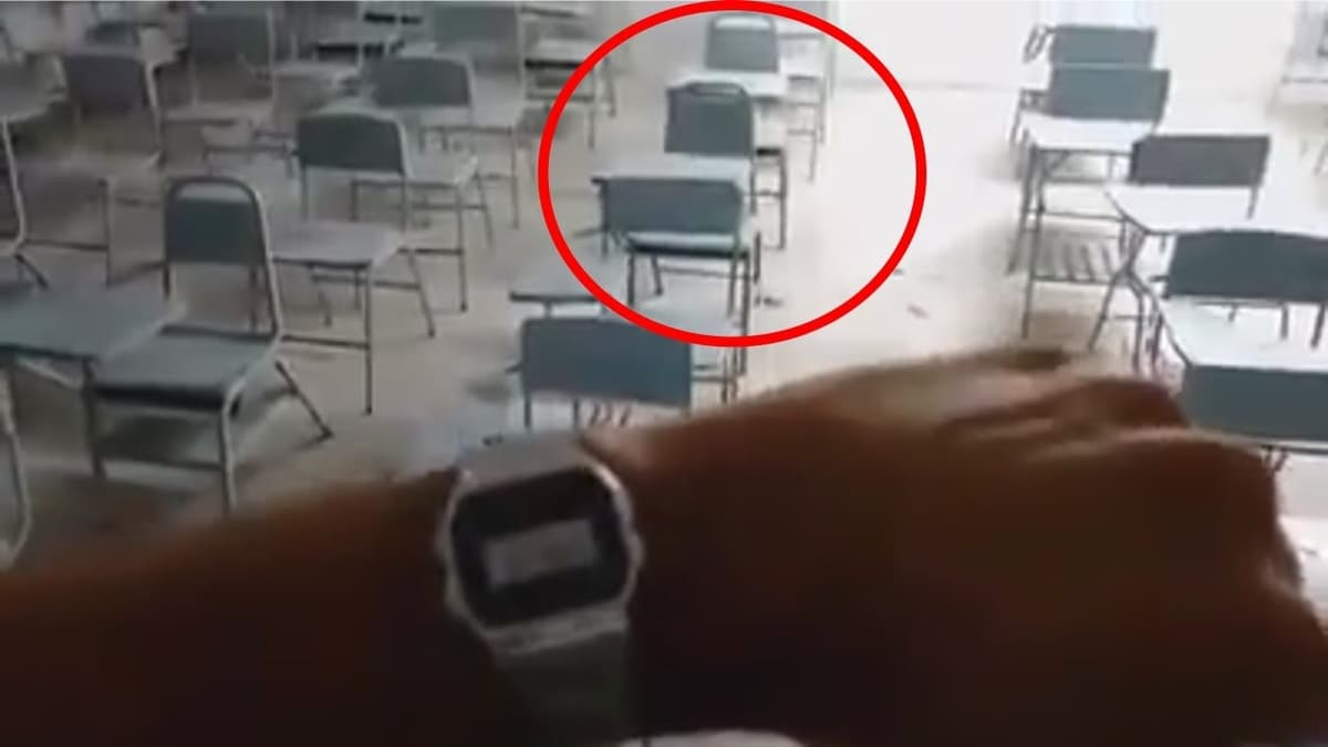 Profesor se asusta con butacas que se mueven solas