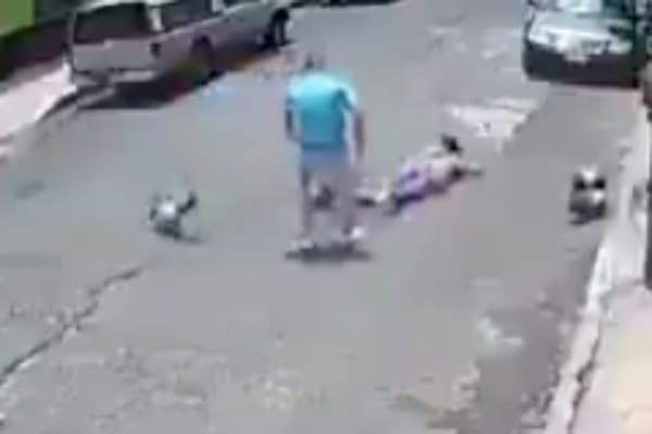 Sujeto taclea a mujer por "pleito" entre sus mascotas