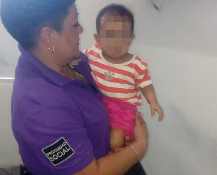 Encuentra una bebé en carriola afuera de su casa