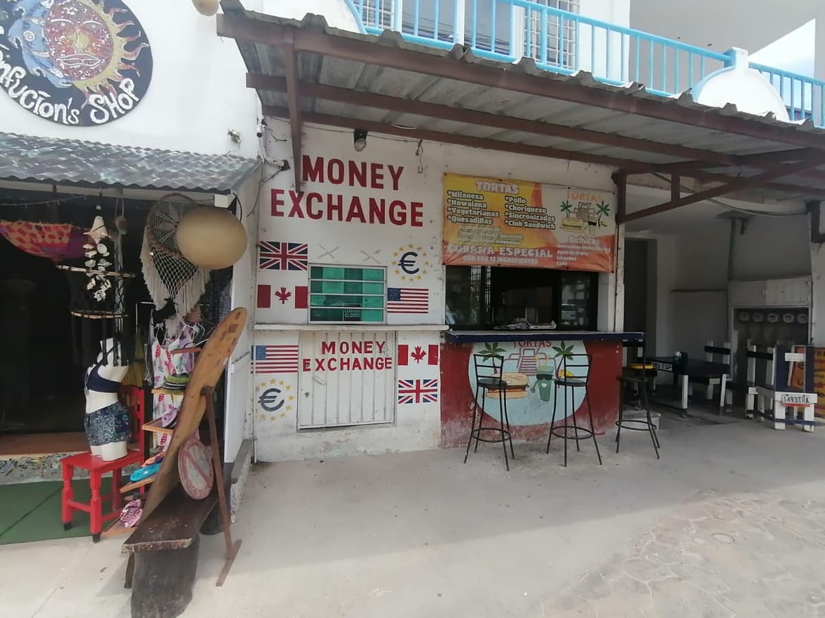 Asaltantes se llevan un millón de pesos de casa de cambio en Tulum y también las tortas de al lado