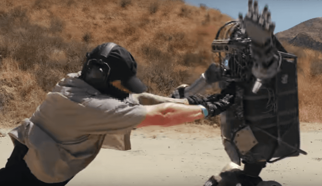 VIDEO: ¿Robot militar se revela contra humanos?