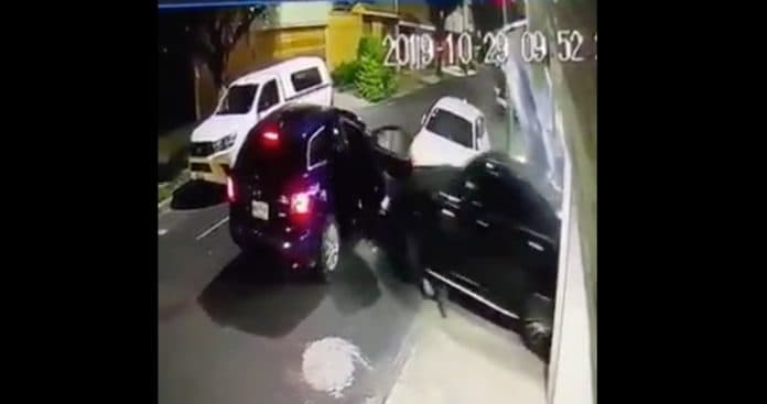 (Video) Ladrones entran a cochera para robar la camioneta y acaban atropellados
