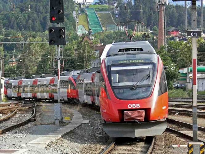 Obligan a pasajero a saltar de tren en movimiento y muere