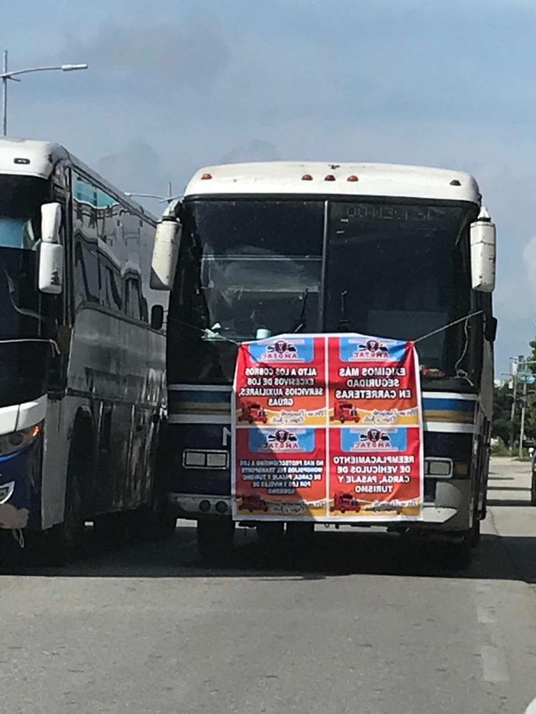 Marcha de carcachas genera caos vial en Cancún