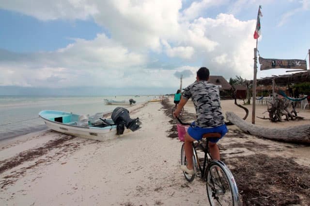 Holbox ya es refugio de indocumentados; exigen a INM operativo