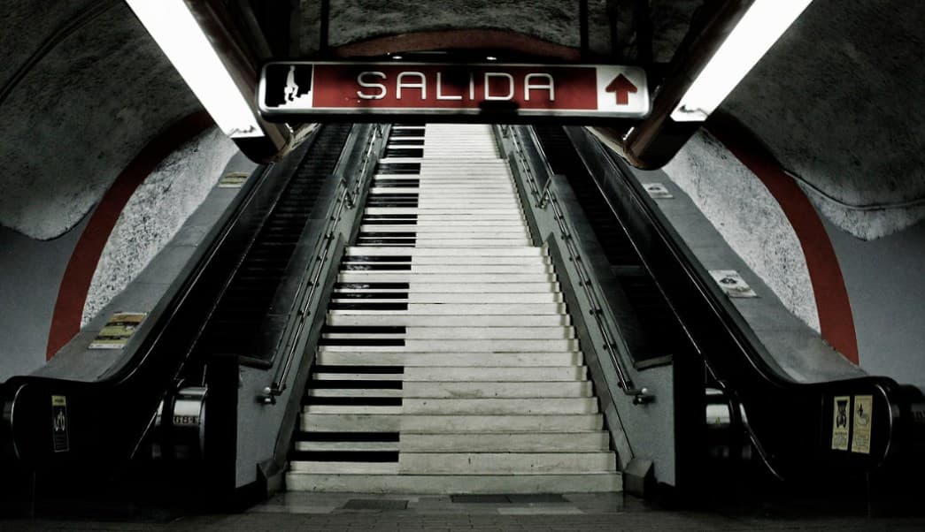 Caen varios de una escalera eléctrica en el metro de la CDMX; hay varios lesionados