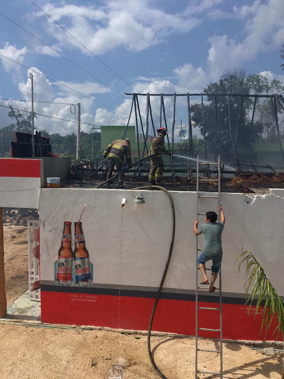 Se incendia palapa en zona maya de Tulum con todo y perro