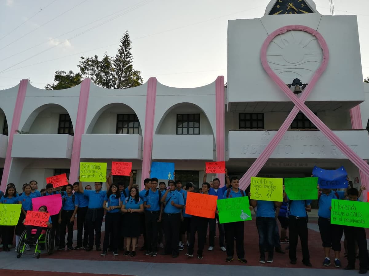 Protestan padres y alumnos del CAED de Cancún; temen que se cierre escuela
