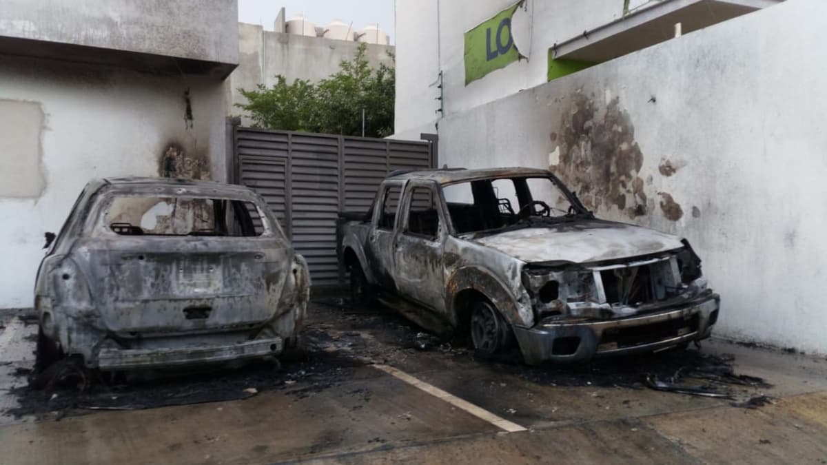 Queman dos camionetas en Cancún