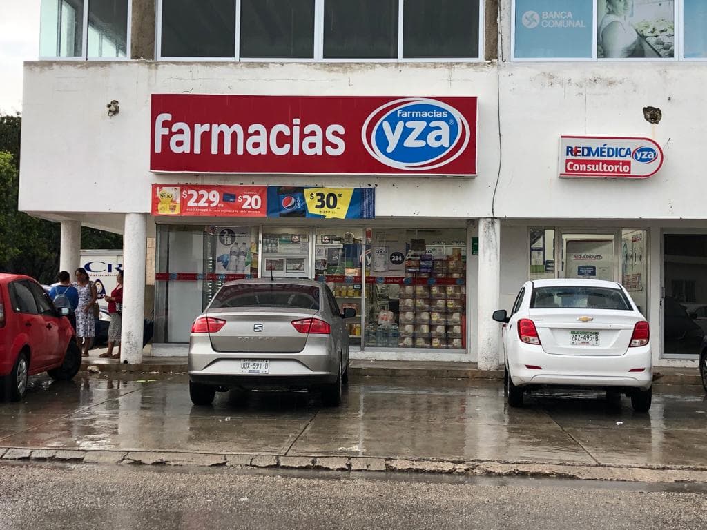 Asaltantes con pasamontañas se llevan caja fuerte de farmacia en Tulum