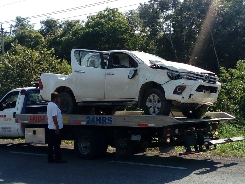 Vuelca pareja en coche, en Bacalar