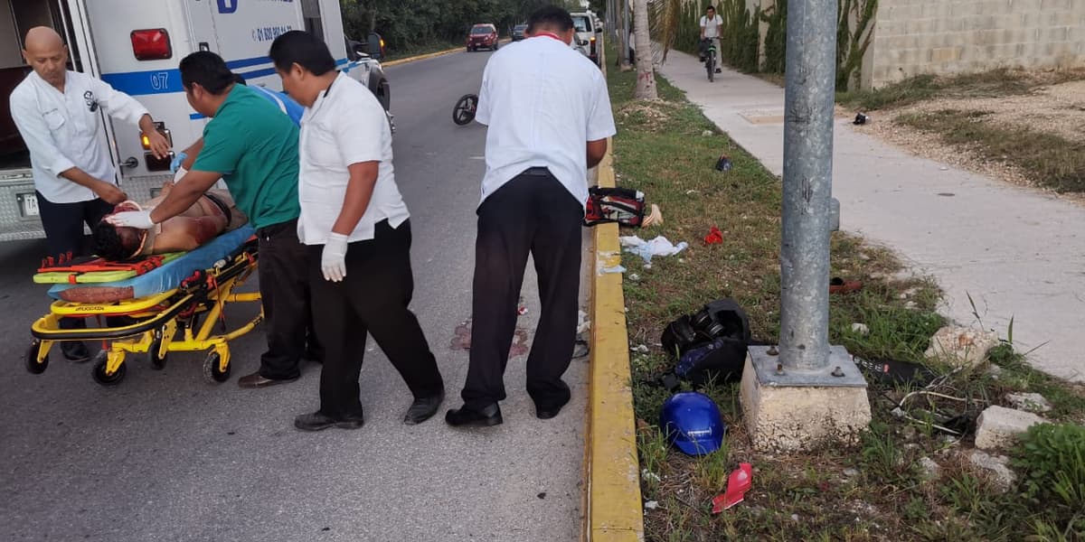 Moticiclista ebrio se estampa contra poste de camellón en Playa del Carmen