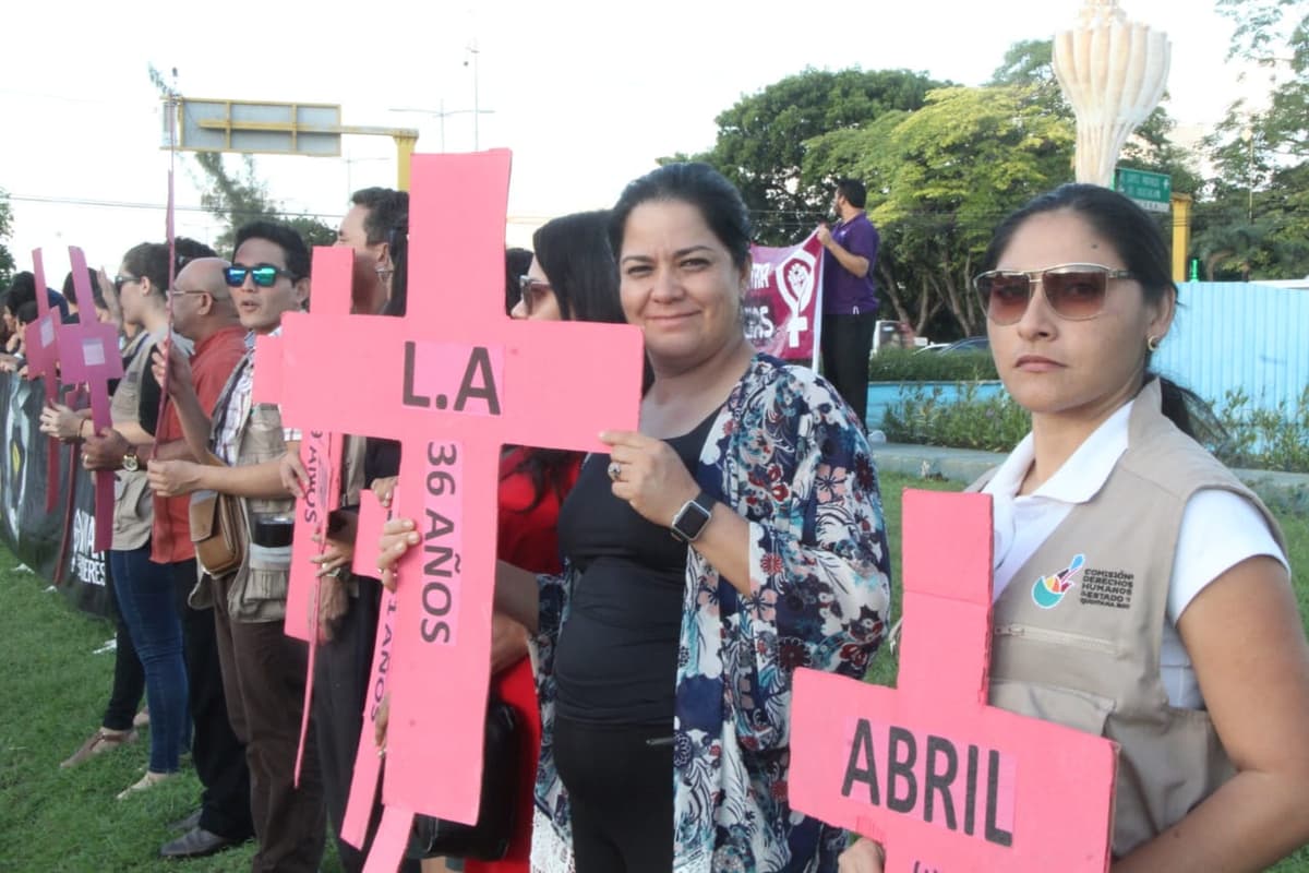Protestan contra los feminicidios en el Ceviche de Cancún