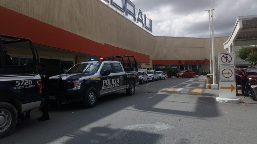 Movilización policíaca por presunto asalto en plaza de Cancún